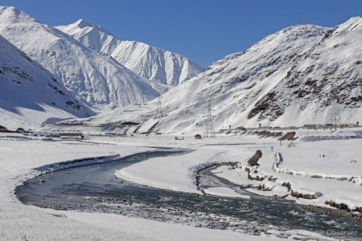 Ladakh in January winter snow, frozen lakes and road guide